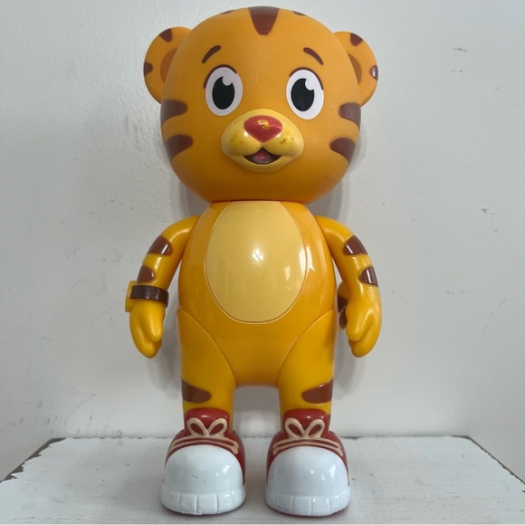 2018 Jakks Pacific Mr Fred Rogers Company Daniel Tiger 7” Action Figure - Picture 1 of 6